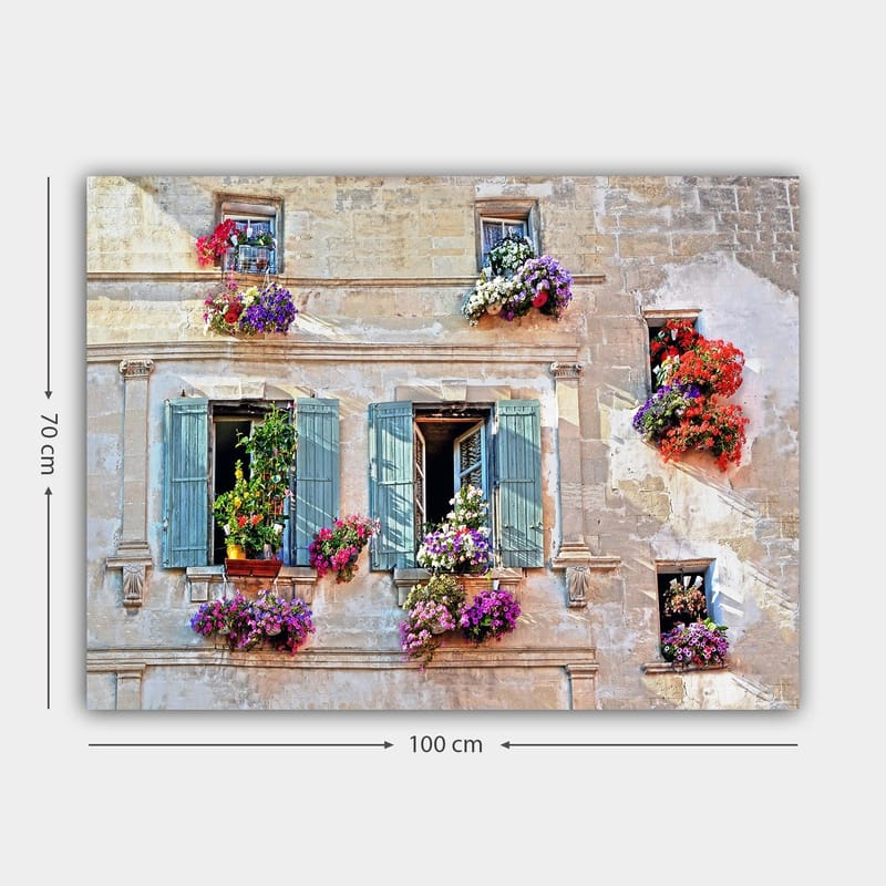 Canvastavla 70x100 cm - Fönster med blomsterarrangemang på en gammal byggnad - Lila / Grön / Röd - Inredning - Tavlor & posters - Canvastavla