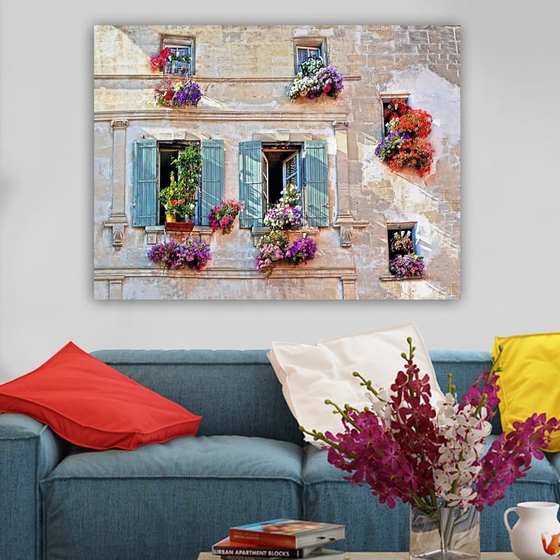 Canvastavla 70x100 cm - Fönster med blomsterarrangemang på en gammal byggnad - Lila / Grön / Röd - Inredning - Tavlor & posters - Canvastavla