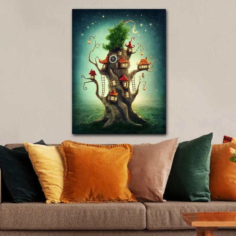 Canvastavla 70x100 cm - Fantasifull trädtavla med små hus och en grönskande krona - Brun / Grön / Röd - Inredning - Tavlor & posters - Canvastavla