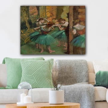 Canvastavla 70x100 cm - Fem balettdansöser i färgglada tutus förbereder sig inför en föreställning - Grön / Orange / Röd - Inredning - Tavlor & posters - Canvastavla