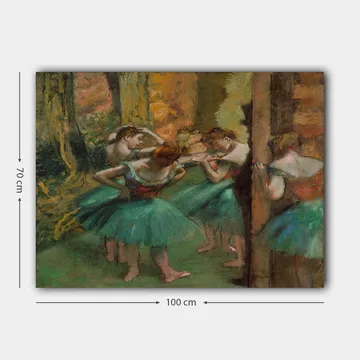 Canvastavla 70x100 cm - Fem balettdansöser i färgglada tutus förbereder sig inför en föreställning - Grön / Orange / Röd - Inredning - Tavlor & posters - Canvastavla