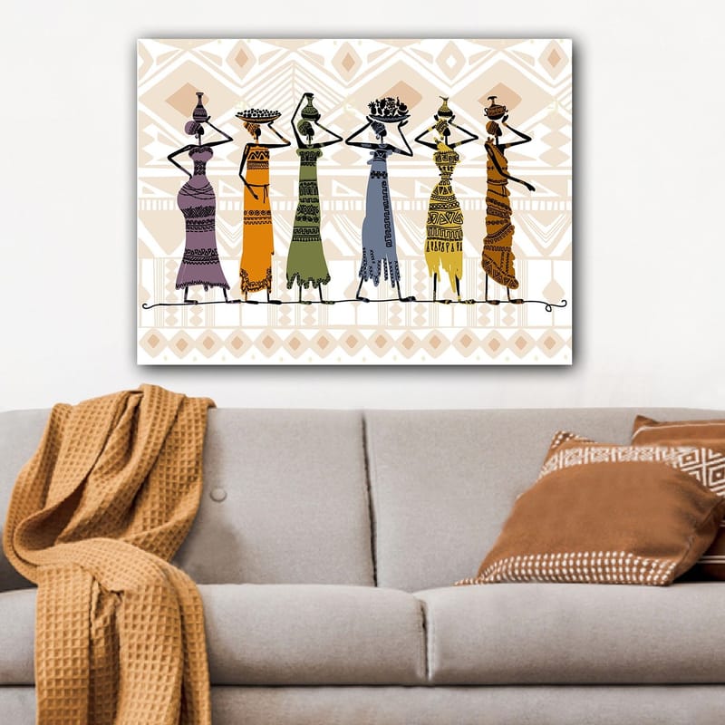 Canvastavla 70x100 cm - Fem kvinnor i traditionella kläder som bär föremål på huvudet - Lila / Orange / Grön - Inredning - Tavlor & posters - Canvastavla