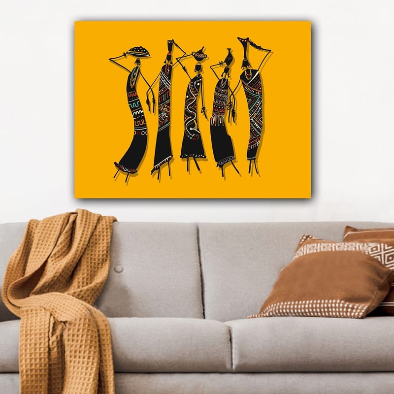 Canvastavla 70x100 cm - Fem stiliserade kvinnor i traditionella kläder som bär föremål på huvudet - Svart / Gul / Röd - Inredning - Tavlor & posters - Canvastavla
