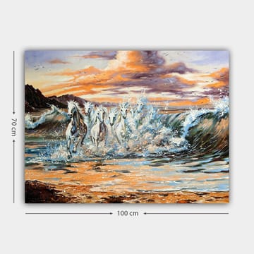 Canvastavla 70x100 cm - Fem vita hästar som galopperar genom vågorna vid solnedgången - Vit / Blå / Orange - Inredning - Tavlor & posters - Canvastavla