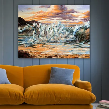 Canvastavla 70x100 cm - Fem vita hästar som galopperar genom vågorna vid solnedgången - Vit / Blå / Orange - Inredning - Tavlor & posters - Canvastavla