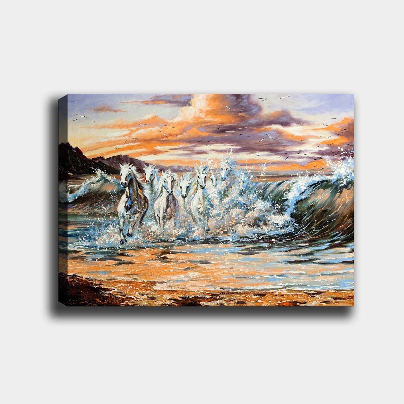 Canvastavla 70x100 cm - Fem vita hästar som galopperar genom vågorna vid solnedgången - Vit / Blå / Orange