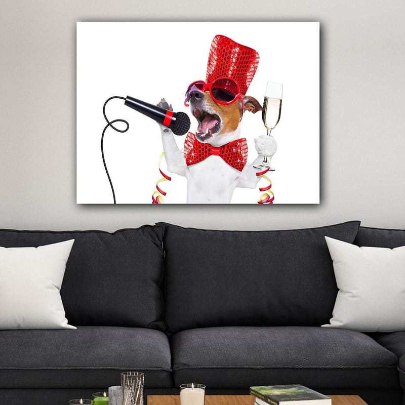 Canvastavla 70x100 cm - Festlig hund som sjunger i mikrofon och håller ett champagneglas - Röd / Vit / Svart - Inredning - Tavlor & posters - Canvastavla