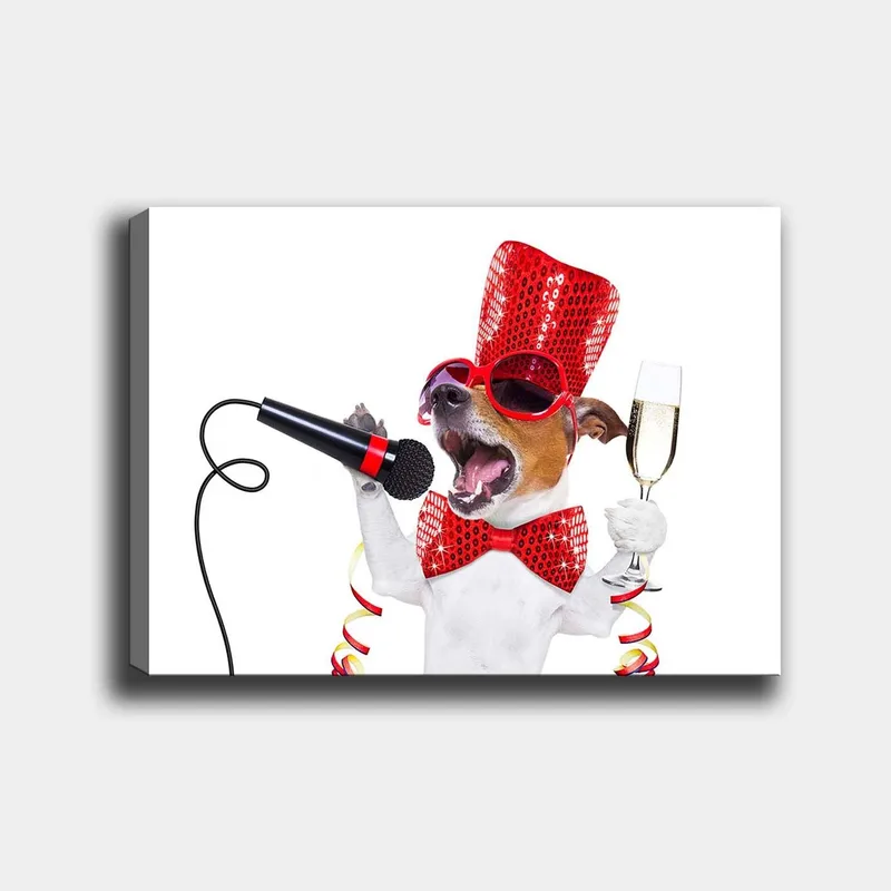 Canvastavla 70x100 cm - Festlig hund som sjunger i mikrofon och håller ett champagneglas, Röd / Vit / Svart