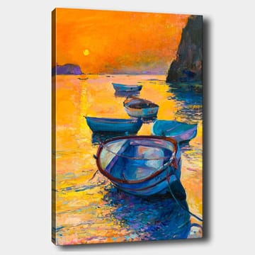 Canvastavla 70x100 cm - Flera båtar som flyter på en glittrande yta i solnedgångens varma färger - Orange / Blå / Guld - Inredning - Tavlor & posters - Canvastavla