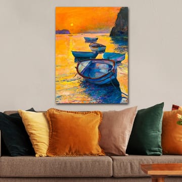 Canvastavla 70x100 cm - Flera båtar som flyter på en glittrande yta i solnedgångens varma färger - Orange / Blå / Guld - Inredning - Tavlor & posters - Canvastavla