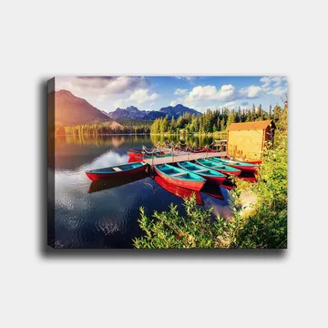 Canvastavla 70x100 cm - Flera färgglada båtar ligger vid en spegelblanka sjö omgiven av grönskande träd och berg - Röd / Turkos / Grön - Inredning - Tavlor & posters - Canvastavla