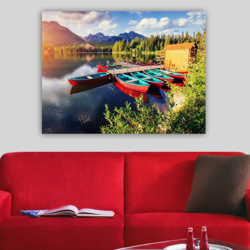 Canvastavla 70x100 cm - Flera färgglada båtar ligger vid en spegelblanka sjö omgiven av grönskande träd och berg - Röd / Turkos / Grön - Inredning - Tavlor & posters - Canvastavla