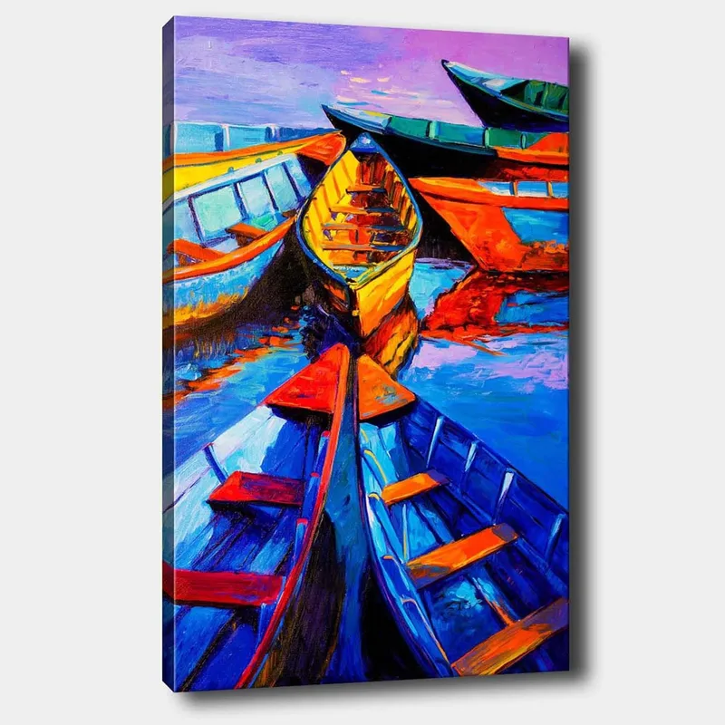 Canvastavla 70x100 cm - Flera färgglada båtar som ligger i en samling vid vattenytan, Blå / Orange / Gul