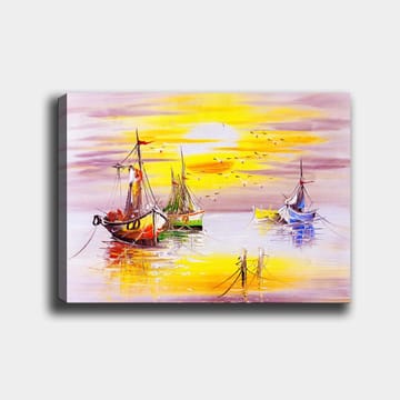 Canvastavla 70x100 cm - Flera färgglada båtar som ligger stilla i en solig hamn - Gul / Grön / Röd - Inredning - Tavlor & posters - Canvastavla