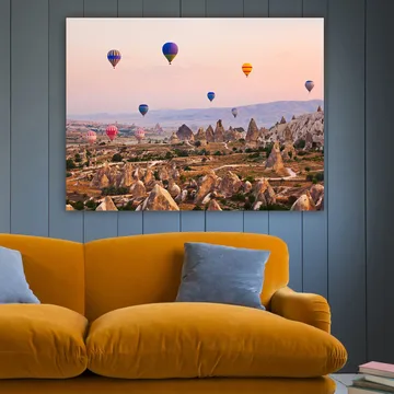 Canvastavla 70x100 cm - Flera färgglada luftballonger sväva över en dramatisk landskap med unika klippformationer - Blå / Röd / Orange - Inredning - Tavlor & posters - Canvastavla