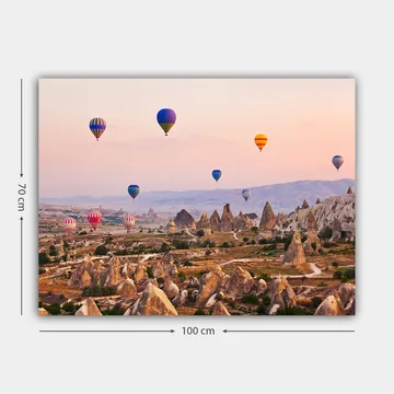 Canvastavla 70x100 cm - Flera färgglada luftballonger sväva över en dramatisk landskap med unika klippformationer - Blå / Röd / Orange - Inredning - Tavlor & posters - Canvastavla