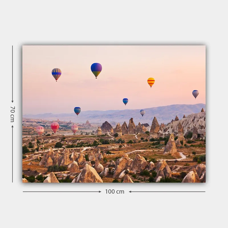 Canvastavla 70x100 cm - Flera färgglada luftballonger sväva över en dramatisk landskap med unika klippformationer - Blå / Röd / Orange - Inredning - Tavlor & posters - Canvastavla