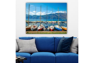 Canvastavla 70x100 cm - Flera färgglada segelbåtar vid en hamn med berg i bakgrunden - Blå / Röd / Orange - Inredning - Tavlor & posters - Canvastavla