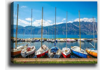 Canvastavla 70x100 cm - Flera färgglada segelbåtar vid en hamn med berg i bakgrunden - Blå / Röd / Orange - Inredning - Tavlor & posters - Canvastavla