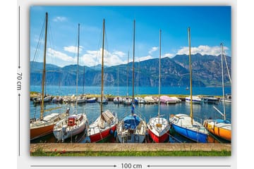 Canvastavla 70x100 cm - Flera färgglada segelbåtar vid en hamn med berg i bakgrunden - Blå / Röd / Orange - Inredning - Tavlor & posters - Canvastavla