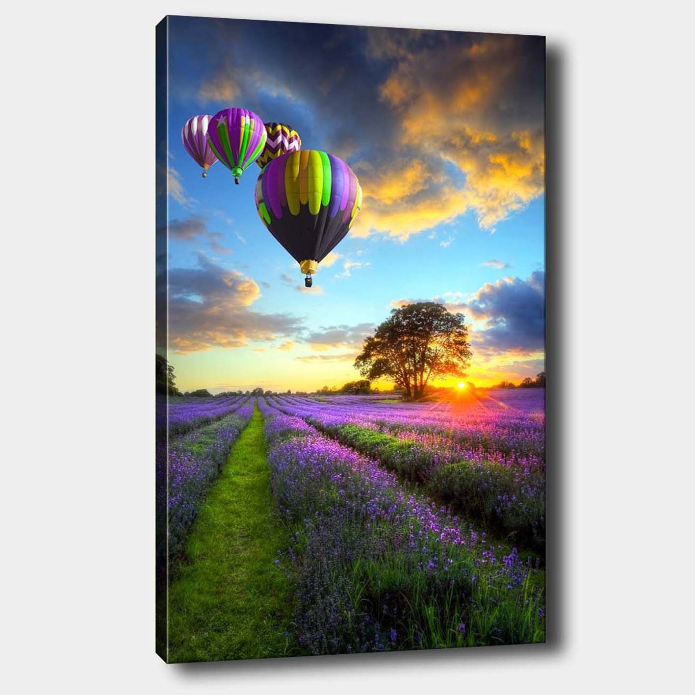 Canvastavla 70x100 cm - Flera färgglada luftballonger sväva över ett lavendelfält i solnedgångens ljus - Lila / Grön / Svart