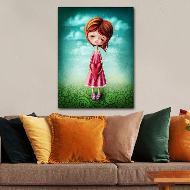 Canvastavla 70x100 cm - Flicka som håller ett stort rött hjärta framför sig, klädd i en rosa klänning - Rosa / Röd / Grön - Inredning - Tavlor & posters - Canvastavla