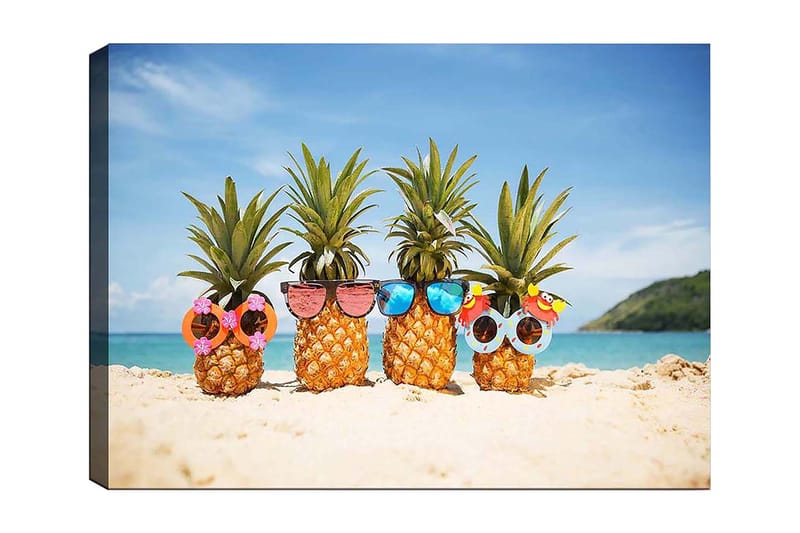 Canvastavla 70x100 cm - Fyra ananaser med solglasögon och dekorationer på en strand, Gul / Grön / Rosa