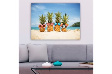 Canvastavla 70x100 cm - Fyra ananaser med solglasögon och dekorationer på en strand - Gul / Grön / Rosa - Inredning - Tavlor & posters - Canvastavla