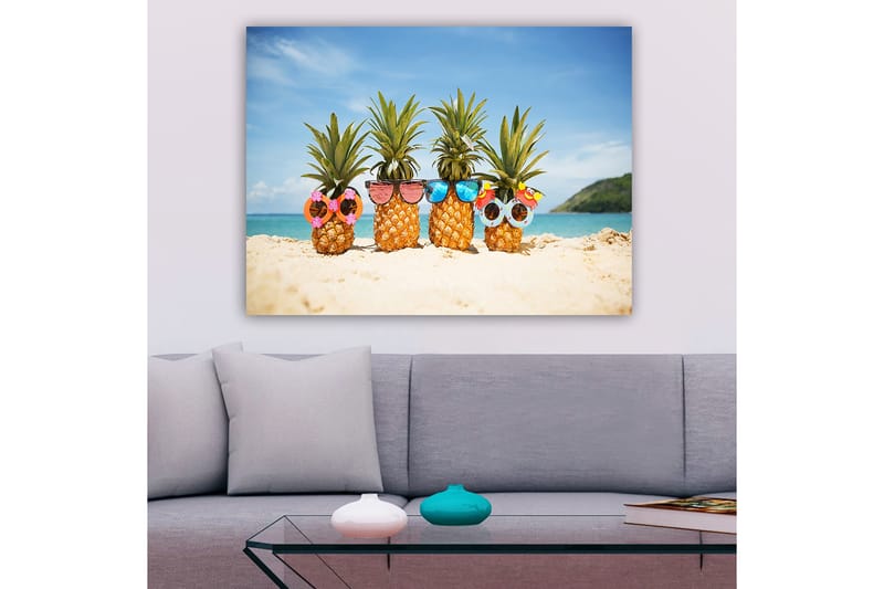 Canvastavla 70x100 cm - Fyra ananaser med solglasögon och dekorationer på en strand - Gul / Grön / Rosa - Inredning - Tavlor & posters - Canvastavla