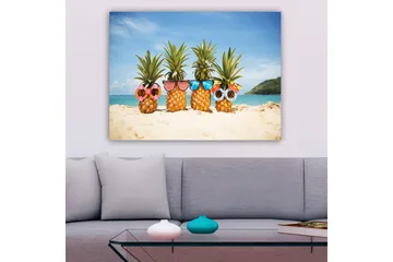 Canvastavla 70x100 cm - Fyra ananaser med solglasögon och dekorationer på en strand - Gul / Grön / Rosa - Inredning - Tavlor & posters - Canvastavla