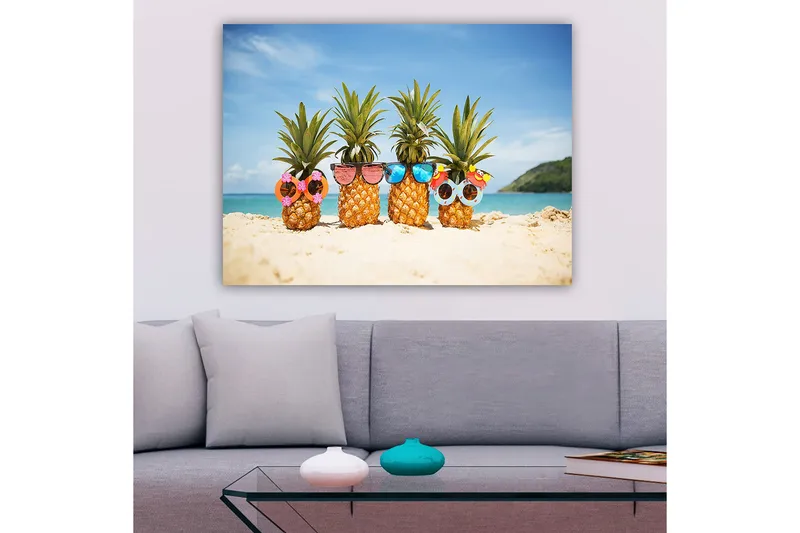 Canvastavla 70x100 cm - Fyra ananaser med solglasögon och dekorationer på en strand - Gul / Grön / Rosa - Inredning - Tavlor & posters - Canvastavla