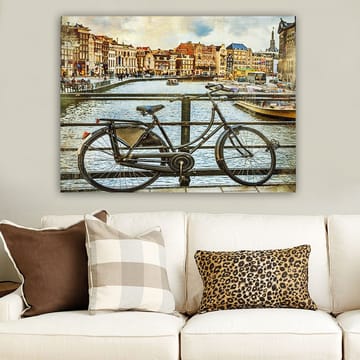 Canvastavla 70x100 cm - Gammal cykel som står lutad mot en räcke vid en kanal med pittoreska byggnader i bakgrunden - Svart / Grå / Brun - Inredning - Tavlor & posters - Canvastavla