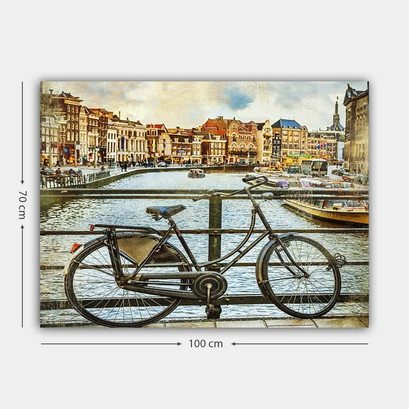 Canvastavla 70x100 cm - Gammal cykel som står lutad mot en räcke vid en kanal med pittoreska byggnader i bakgrunden - Svart / Grå / Brun - Inredning - Tavlor & posters - Canvastavla