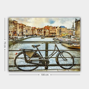 Canvastavla 70x100 cm - Gammal cykel som står lutad mot en räcke vid en kanal med pittoreska byggnader i bakgrunden - Svart / Grå / Brun - Inredning - Tavlor & posters - Canvastavla