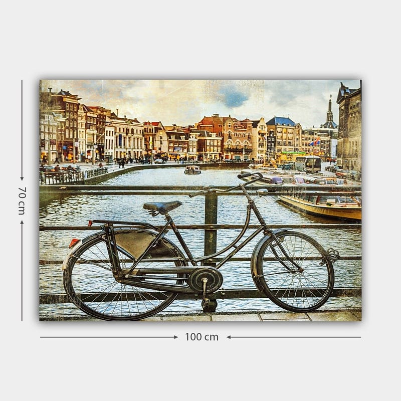 Canvastavla 70x100 cm - Gammal cykel som står lutad mot en räcke vid en kanal med pittoreska byggnader i bakgrunden - Svart / Grå / Brun - Inredning - Tavlor & posters - Canvastavla