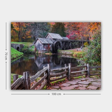 Canvastavla 70x100 cm - Gammal kvarn vid en spegelblanka sjö omgiven av höstfärger - Röd / Grön / Brun - Inredning - Tavlor & posters - Canvastavla