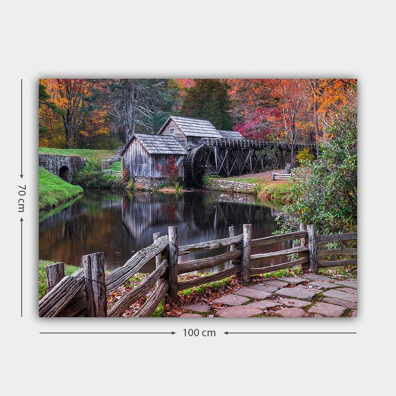 Canvastavla 70x100 cm - Gammal kvarn vid en spegelblanka sjö omgiven av höstfärger - Röd / Grön / Brun - Inredning - Tavlor & posters - Canvastavla