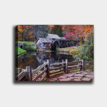 Canvastavla 70x100 cm - Gammal kvarn vid en spegelblanka sjö omgiven av höstfärger - Röd / Grön / Brun - Inredning - Tavlor & posters - Canvastavla