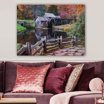 Canvastavla 70x100 cm - Gammal kvarn vid en spegelblanka sjö omgiven av höstfärger - Röd / Grön / Brun - Inredning - Tavlor & posters - Canvastavla