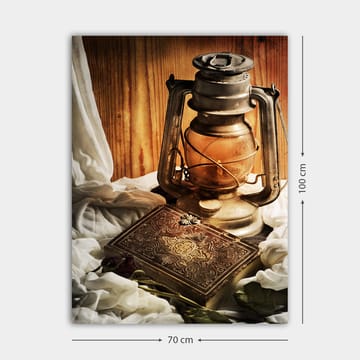 Canvastavla 70x100 cm - Gammaldags oljelampa och en dekorativ låda omgiven av mjuka tyger - Guld / Brunt / Beige - Inredning - Tavlor & posters - Canvastavla