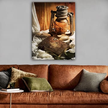 Canvastavla 70x100 cm - Gammaldags oljelampa och en dekorativ låda omgiven av mjuka tyger - Guld / Brunt / Beige - Inredning - Tavlor & posters - Canvastavla