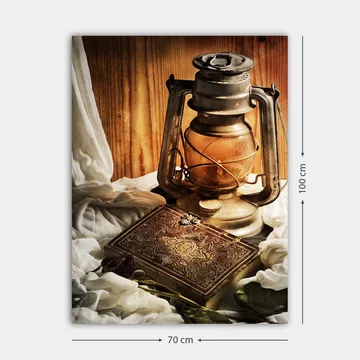 Canvastavla 70x100 cm - Gammaldags oljelampa och en dekorativ låda omgiven av mjuka tyger - Guld / Brunt / Beige - Inredning - Tavlor & posters - Canvastavla