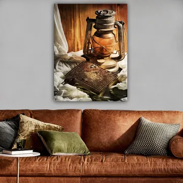 Canvastavla 70x100 cm - Gammaldags oljelampa och en dekorativ låda omgiven av mjuka tyger - Guld / Brunt / Beige - Inredning - Tavlor & posters - Canvastavla
