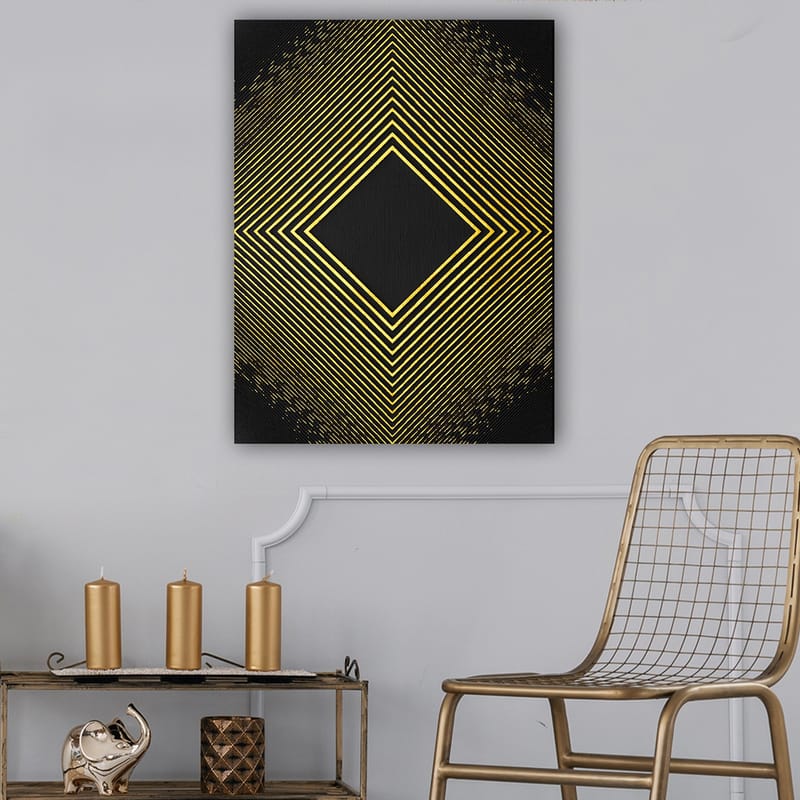 Canvastavla 70x100 cm - Geometrisk komposition med diagonala linjer som formar en diamant i guld mot en svart bakgrund - Guld / Svart - Inredning - Tavlor & posters - Canvastavla