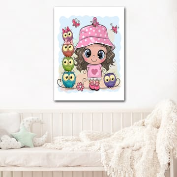 Canvastavla 70x100 cm - Glad flicka med en rosa hatt omgiven av färgglada ugglor och fjärilar - Rosa / Grön / Blå - Inredning - Tavlor & posters - Canvastavla