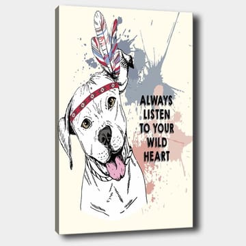 Canvastavla 70x100 cm - Glad hund med fjädrar och en band runt huvudet som uppmanar till att lyssna på sitt vilda hjärta - Vit / Röd / Blå - Inredning - Tavlor & posters - Canvastavla