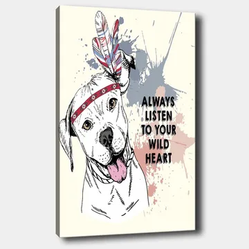 Canvastavla 70x100 cm - Glad hund med fjädrar och en band runt huvudet som uppmanar till att lyssna på sitt vilda hjärta - Vit / Röd / Blå - Inredning - Tavlor & posters - Canvastavla