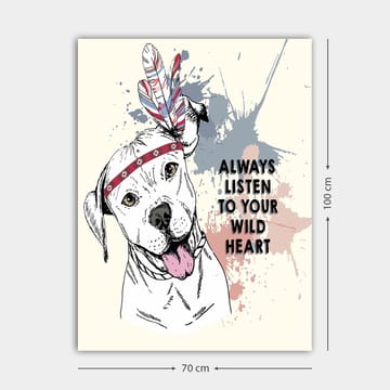 Canvastavla 70x100 cm - Glad hund med fjädrar och en band runt huvudet som uppmanar till att lyssna på sitt vilda hjärta - Vit / Röd / Blå - Inredning - Tavlor & posters - Canvastavla