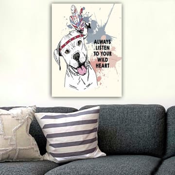 Canvastavla 70x100 cm - Glad hund med fjädrar och en band runt huvudet som uppmanar till att lyssna på sitt vilda hjärta - Vit / Röd / Blå - Inredning - Tavlor & posters - Canvastavla