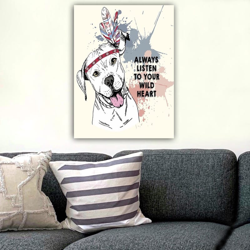 Canvastavla 70x100 cm - Glad hund med fjädrar och en band runt huvudet som uppmanar till att lyssna på sitt vilda hjärta - Vit / Röd / Blå - Inredning - Tavlor & posters - Canvastavla